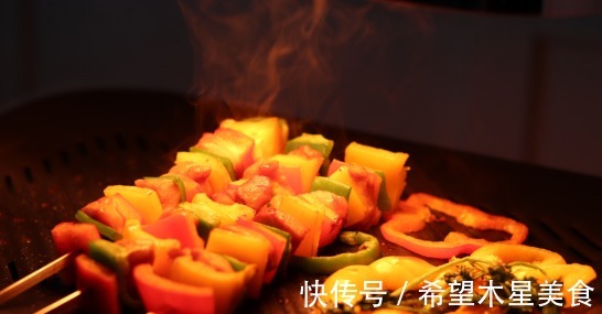 桌子|这道菜是一种网红吃法，色泽艳丽，上桌子上分分钟就没了！
