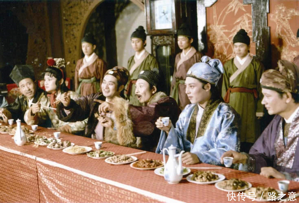 出污泥而不染|尤三姐是怎样对待贾府险恶的环境,才能出污泥而不染?