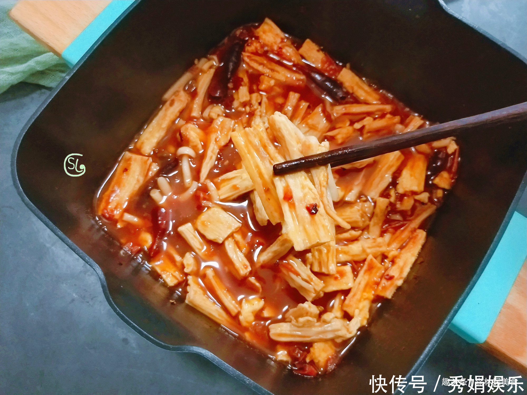 腐竹和白玉菇简单一做,太美味了,营养解馋,越吃越过瘾