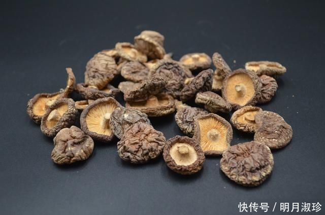 泡发香菇不用直接加水,多做一步,香菇泡得又大又干净,涨知识了