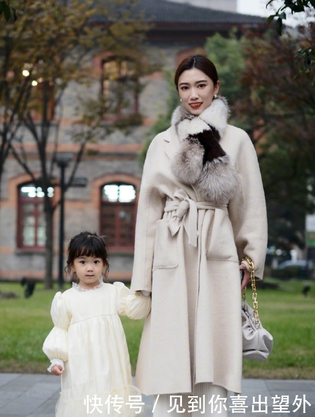 杭州辣妈眼光真棒,和女儿穿亲子装出门好时髦,每一套都值得借鉴