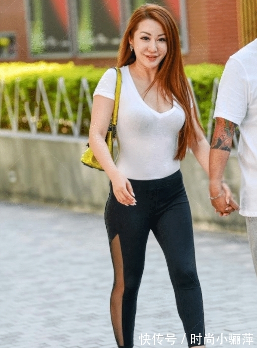 黑色 白T恤搭配黑色休闲裤,时尚精致,符合自身的气质