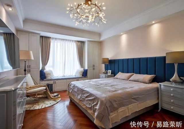 卧室背景墙还是挂婚纱照吗?现在年轻人都流行这样设计,好看又有趣!