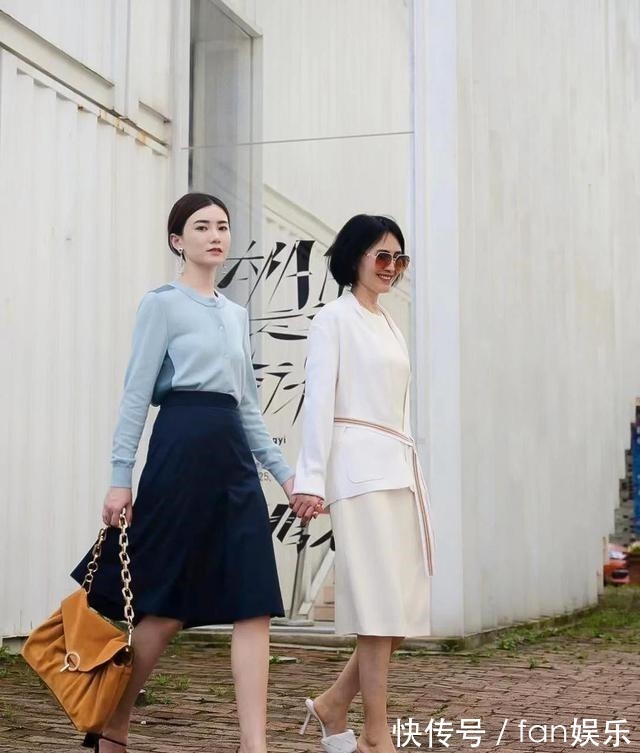 气质 这才是中年女人该有的打扮!膝下裙+平底鞋,四五十岁穿好时髦!