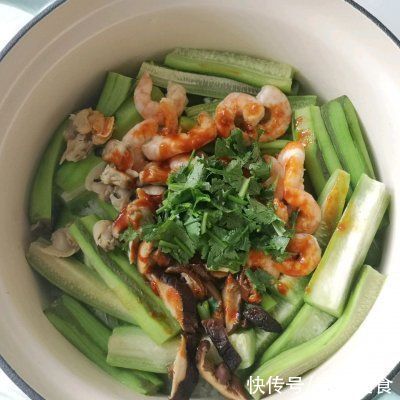 快手|简单快手又下饭的丝瓜海鲜煲仔饭，吃起来那叫一个香
