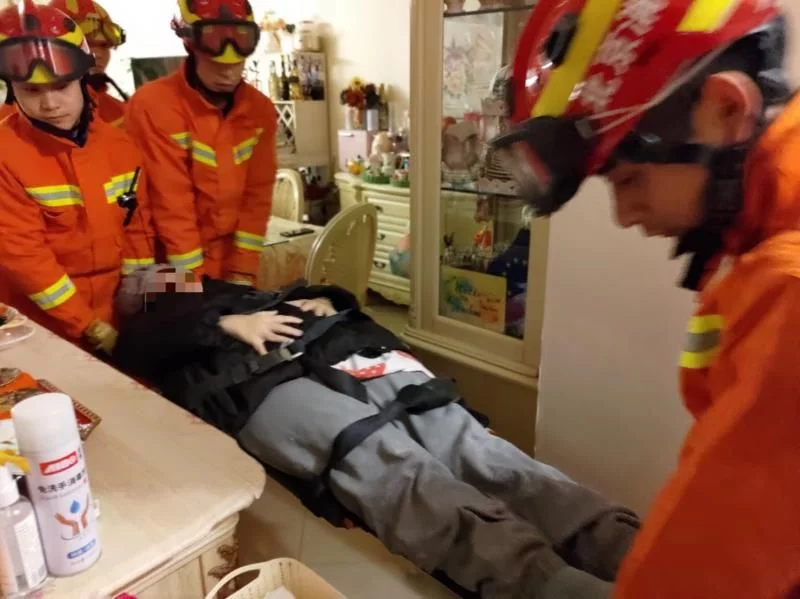 119时刻｜北京一孕妇大出血被困楼上消防急救助