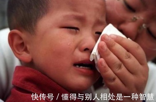 家长|孙子超市里摔碎一盒鸡蛋,店员要求10倍赔偿,奶奶的话让店员羞愧