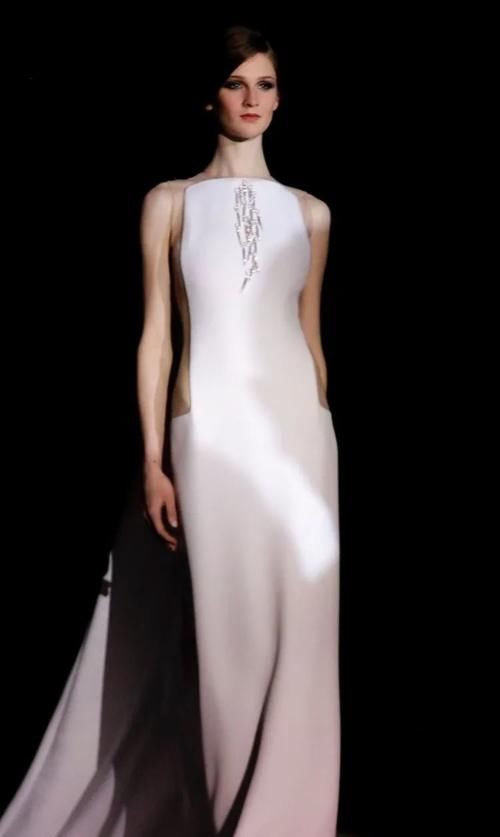 时装周后台的秘密：模特的高级感都是“妆”出来的？