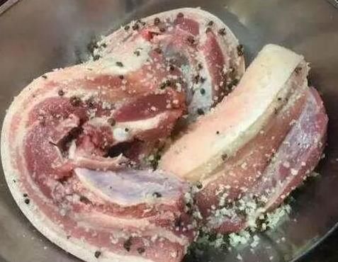  好吃|腌腊肉时，只加盐是不行的，有了这两味料，腊肉才咸香入味更好吃