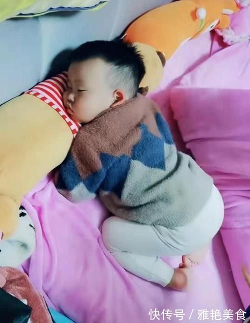 睡姿|宝宝很“安详”的睡觉，妈妈掀开被子后无法淡定，网友卧虎之相，此子大才