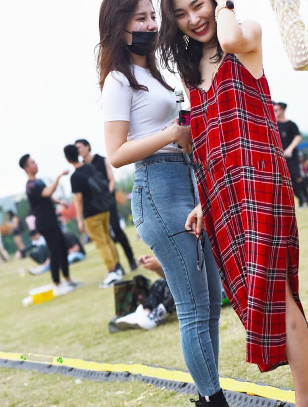 紧身裤 白色修身上衣搭配高腰修身牛仔裤,青春靓丽,可爱迷人