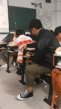 |搞笑GIF:果然,最可爱的男孩子都在大学里!