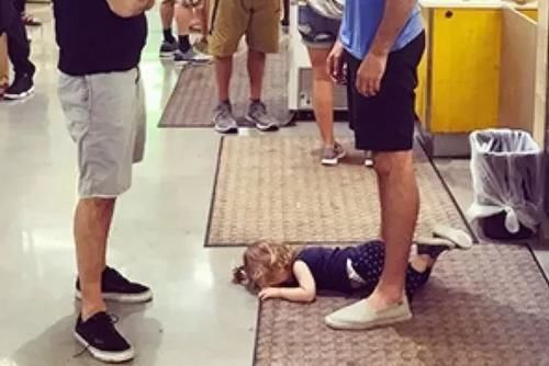 父母|“妈妈别打了,我不买了”,小女孩坐地求饶:家长失控有多可怕