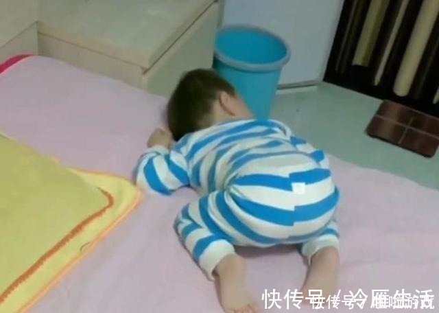 男孩子|爸爸“左拥右抱”两个女儿入睡,镜头转到儿子时,妈妈瞬间急了