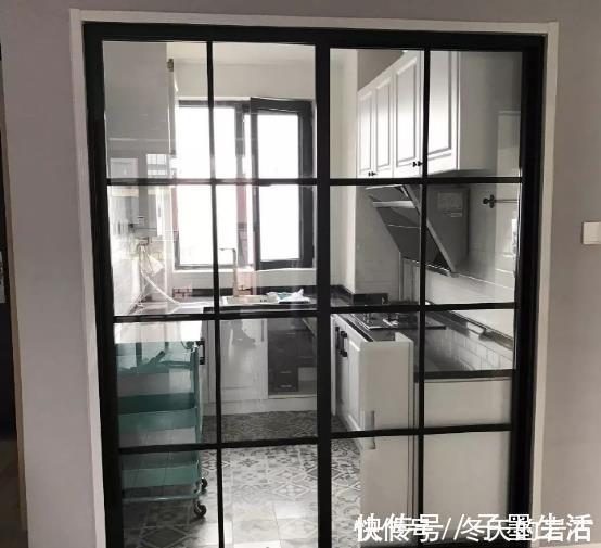 吊柜门|家里厨房别再用推拉门了,现在潮流是这装修,实用而且不藏灰尘