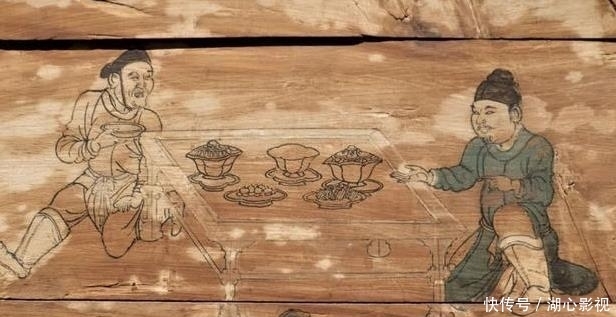 发现|皇上暗中将宰相的衣服上烧个洞,一年后发现洞还在,下令:打开国库