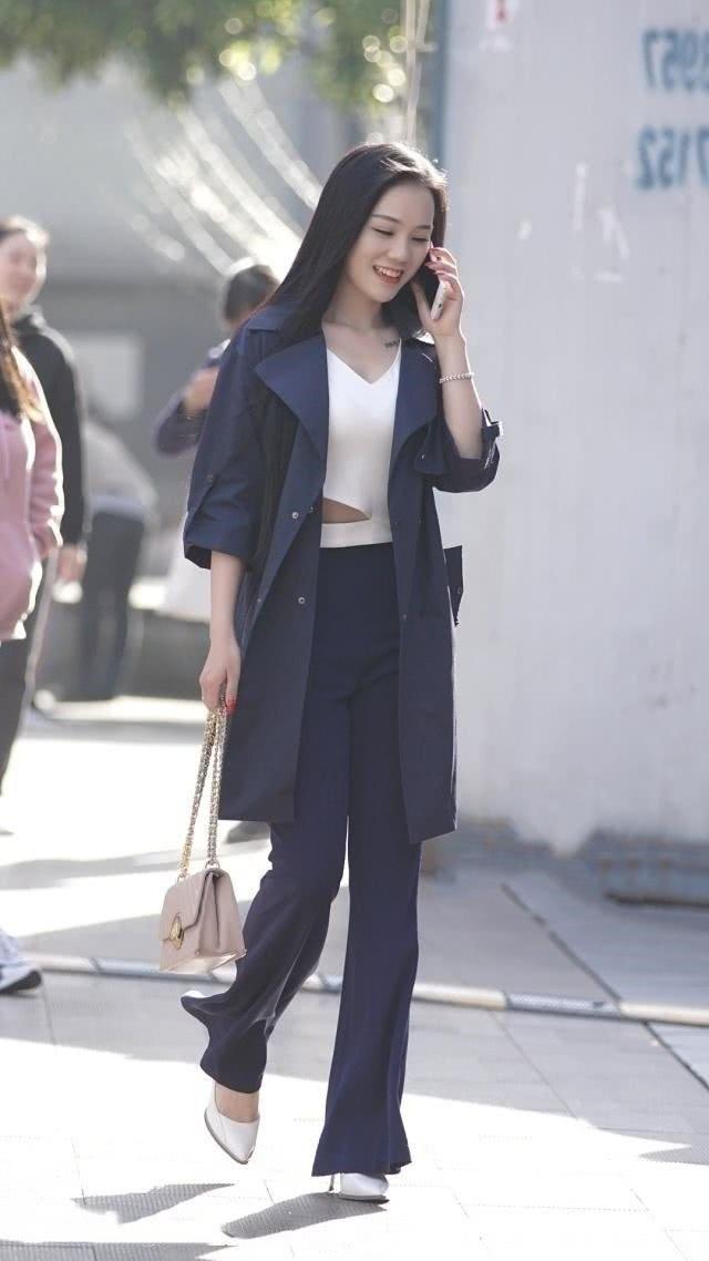 街拍：小姐姐青春靓丽时尚大气，背心搭配阔腿裤，让人看起来很有内涵