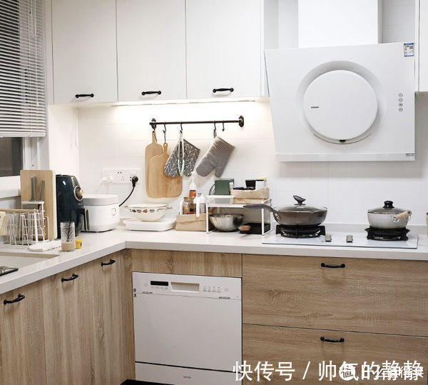 小喜|这对夫妻太有远见,把次卧和客厅打通,清爽开阔,日子过得简单舒适