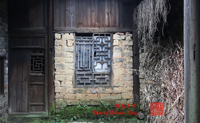 在邵东的偏僻乡野,发现一处豪宅,建于嘉庆年间,里面还住着人