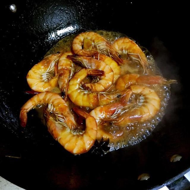  大虾除了煮着吃，还有一道经典做法，春节家宴露一手，全家都爱