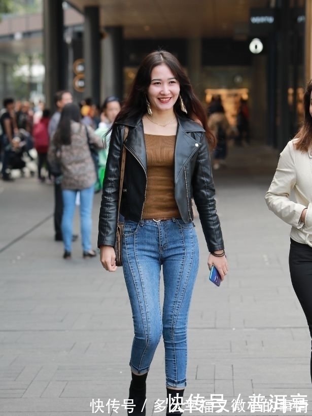 气质|街拍:气质风韵紧身牛仔裤,漂亮长发美眉!