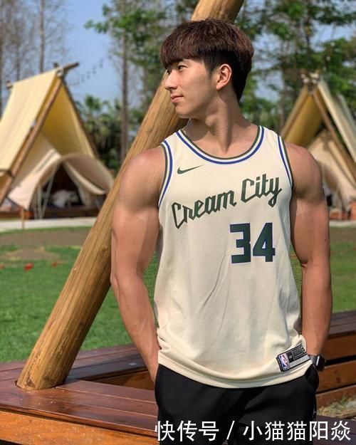 大男孩|阳光男孩的肌肉身躯：麒麟臂爆筋，胸肌饱满，腹肌和人鱼线很质感