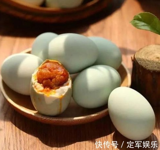 成熟|自制咸鸭蛋,只需2样调料,10天就成熟,半月蛋黄起沙出油,真香
