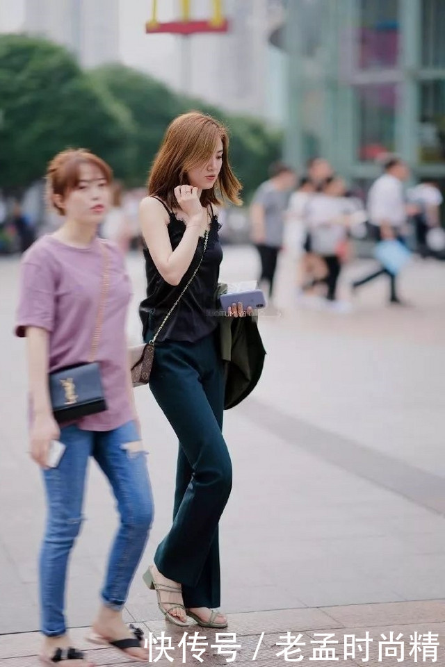 街拍:小姐姐身上穿着一件黑色的吊带, 显得更加的有韵味