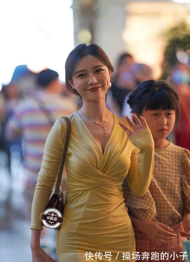 包臀裙 超时髦的包臀裙穿搭,提升气质和身形美,笑容甜美!