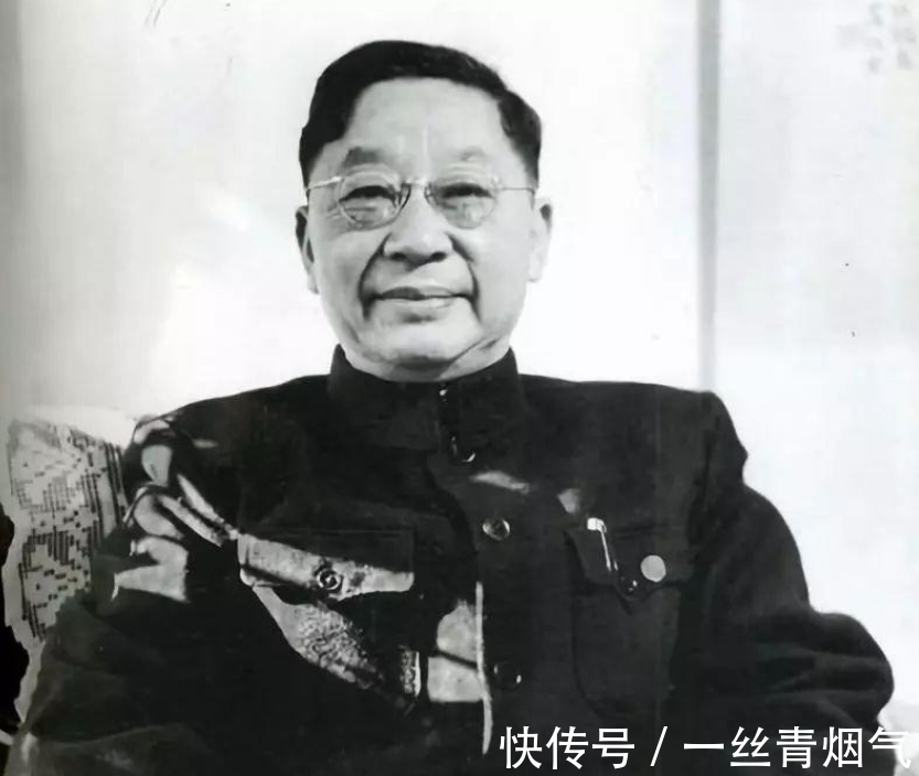 老舍先生!1966年,老舍跳湖自尽,独子陪遗体坐了一夜,从此夹起尾巴做人