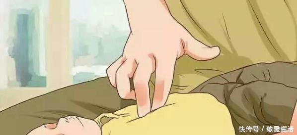 咳嗽|宝宝吃东西呛着了该怎么急救,孩子噎住黄金急救4分钟