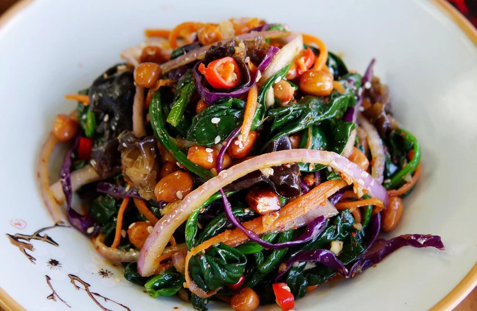 家庭聚餐不知道吃什么,八菜一汤已备好,荤素搭配,营养美味,赞