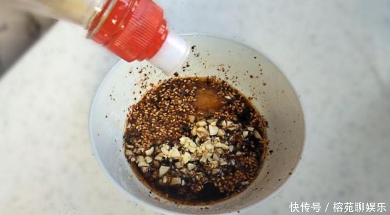 开胃|一个比手撕包菜还好吃的做法,开胃又爽口,上桌就光盘!
