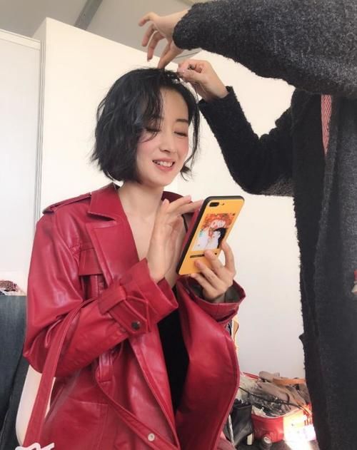 女人变老从短发开始？看几位短发女星的发型，都比同龄人显年轻