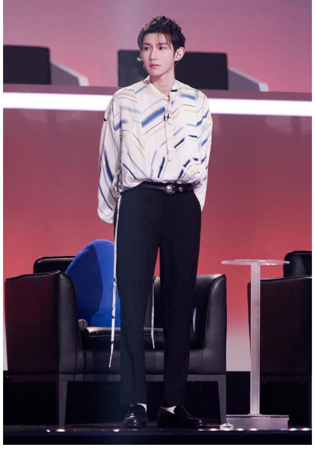 王源|没得奖却站上了舞台 谈及这件尴尬事，他点名王源，不是第一次了