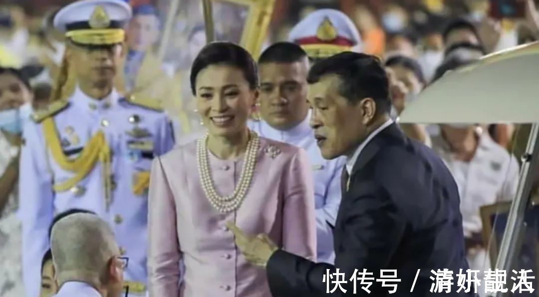诗妮娜贵妃$68岁泰王玩“心跳”,首次带两位娇妻坐电动车,表情凝重太紧张了