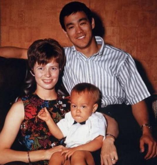 圣地|实拍李小龙墓地位于美国武术圣地，儿子相伴，墓前12字令人深思