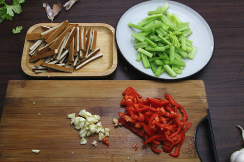 春天，多给孩子吃这菜，简单炒一炒，营养极高，孩子超爱吃