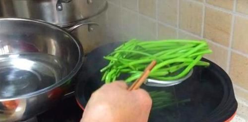 失眠最怕这个菜2块钱一斤,隔三岔五吃1次,一觉睡到大天亮