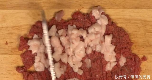 如果你厌倦了普通的蒸肉饼,你可以试试橘皮蒸牛肉饼