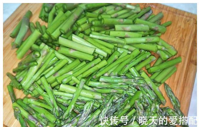 焯水|炒芦笋时，别只知道焯水，多加1步，芦笋鲜嫩翠绿，香嫩好吃
