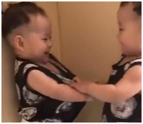 双胞胎|2岁双胞胎儿子被宝妈罚站，之后听完双胞胎的话，宝妈无法淡定