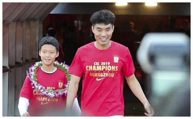 郑智|凌晨1点！上海媒体最新报道引爆争议，球迷吐槽：中国足球的悲哀