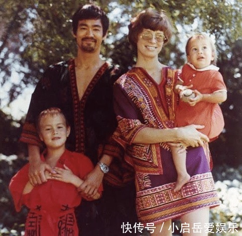 猝死|李小龙珍贵生活照:和儿子合影令人心酸,图9女子透露猝死全过程