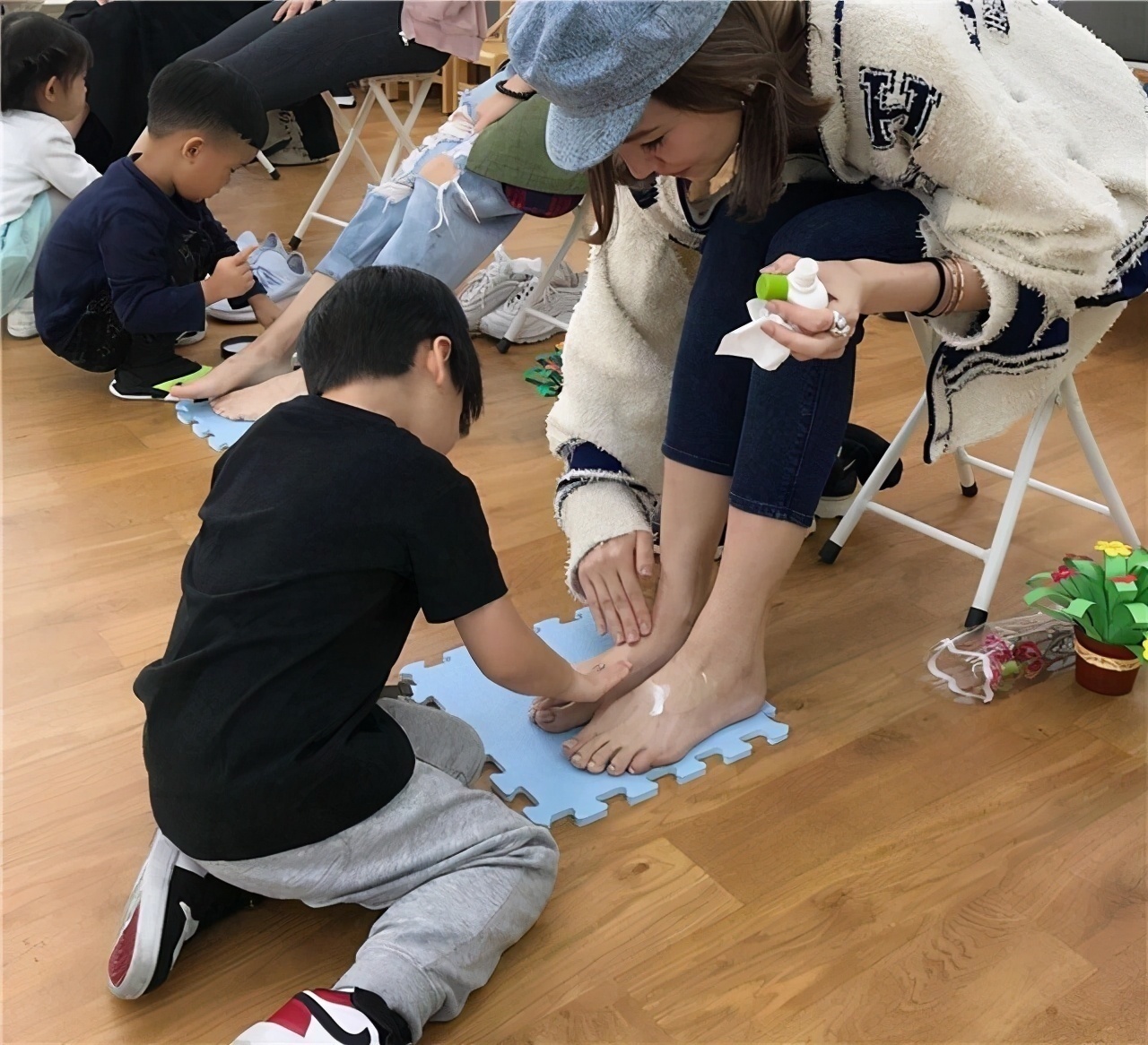 病床|宝爸感冒打吊瓶,女儿陪护大哭,爸爸哭笑不得