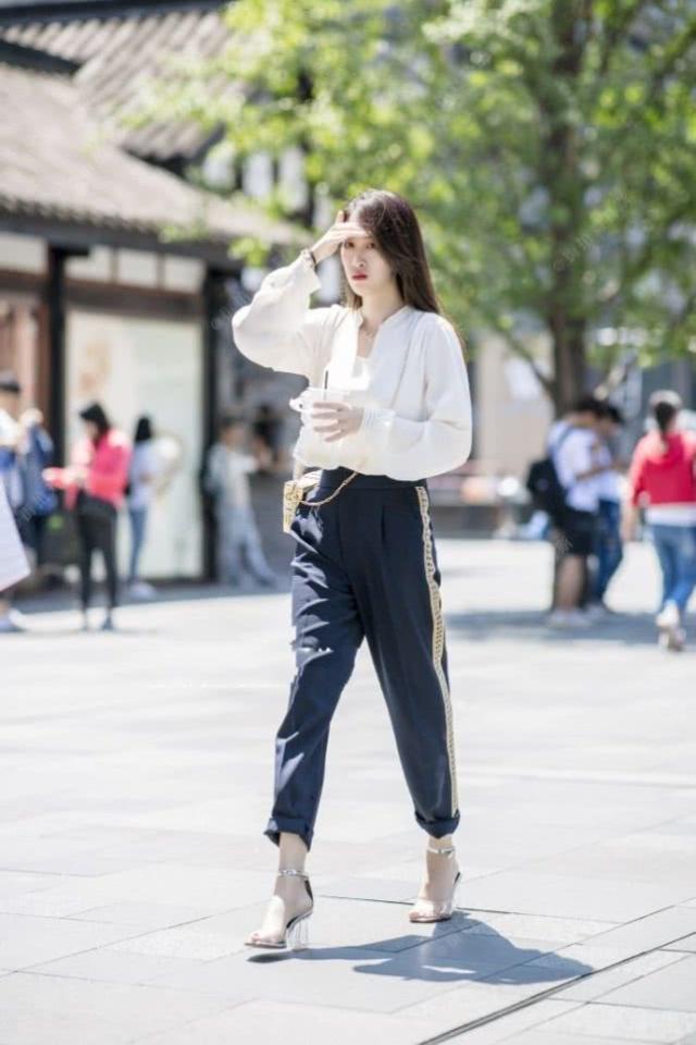 街拍:两大时尚的美女,身材窈窕有型,看起来散发女神气质