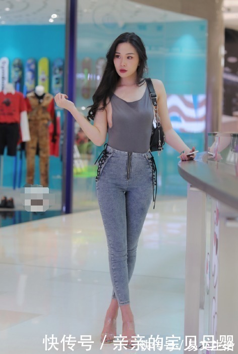 背心|长发披肩的姑娘,这牛仔裤侧面还要“系带”,看着都麻烦!