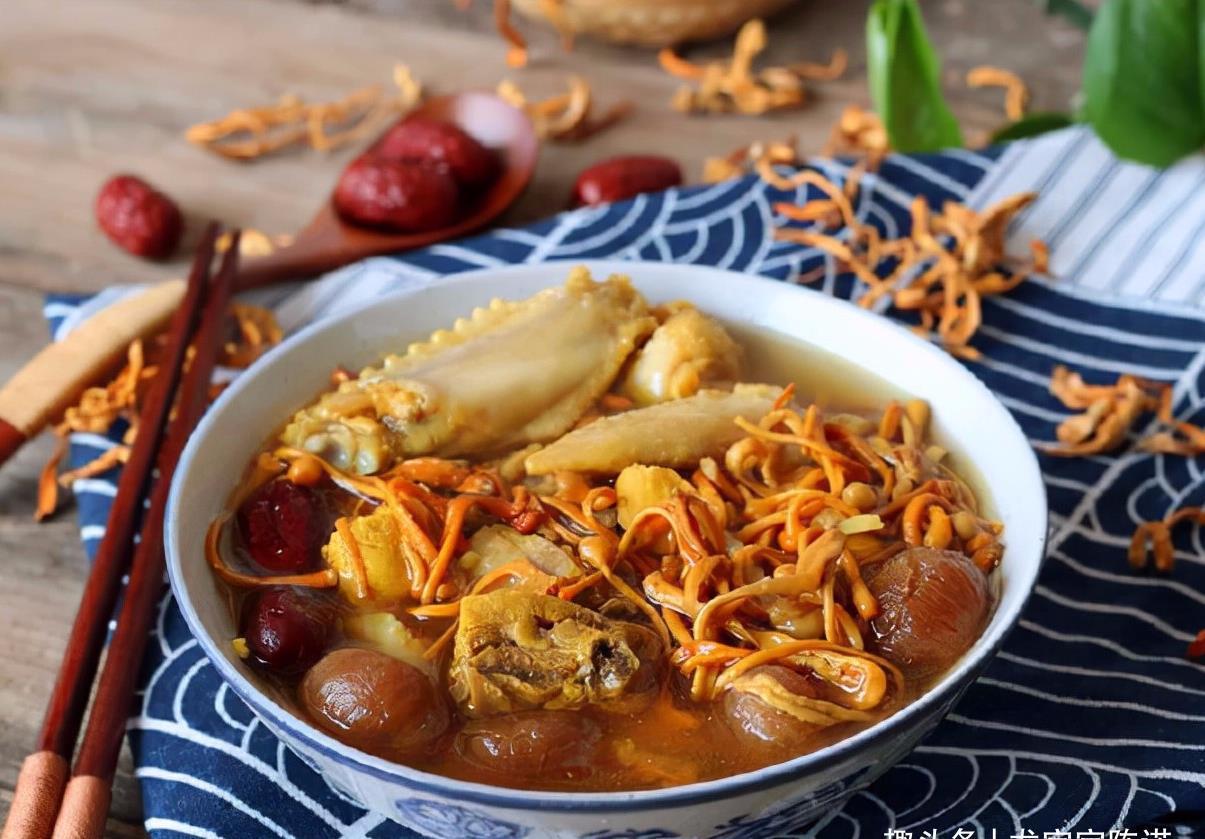 桂圆干|入秋宜温补,煮鸡汤加一点它,汤鲜味美补气血,女人多喝气色好