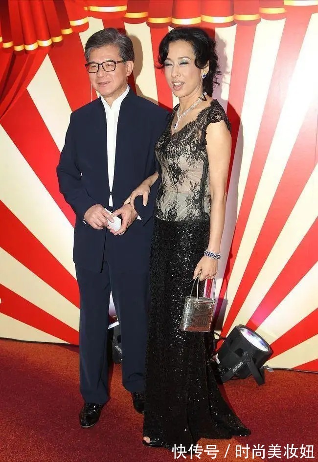 通身|朱玲玲才是“大婶辈”穿衣典范,无袖连衣裙+衬衫,端庄又贵气