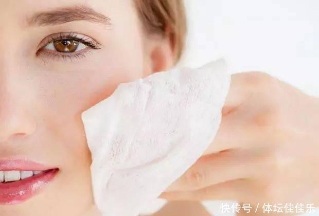 皮肤|护肤品是用手拍还是化妆棉擦,很多女人都做错了,难怪小细纹会多